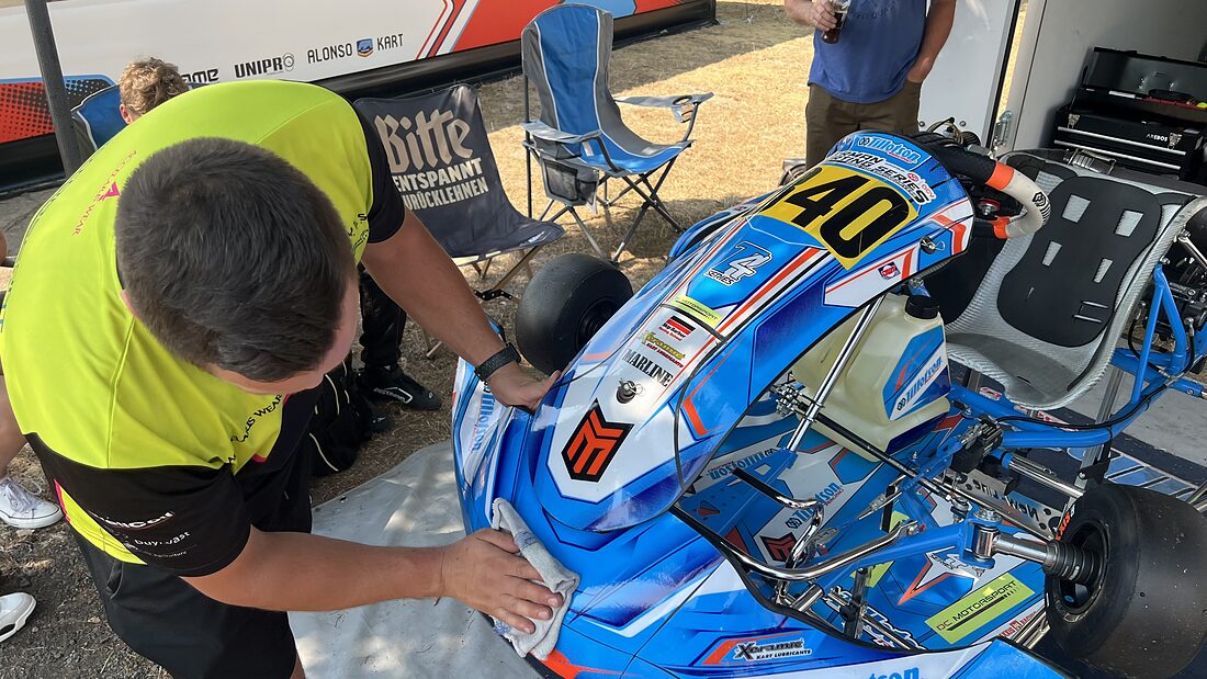 Das Team bereitet das Kart im Fahrerlager vor